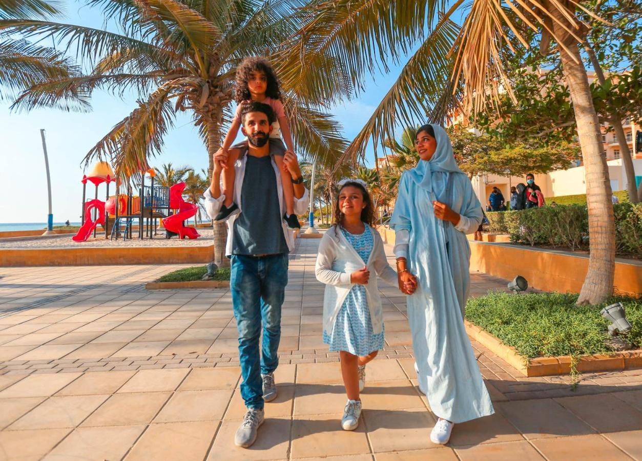 ベイ ラ サン ホテル&マリーナ King Abdullah Economic City エクステリア 写真 A family in Oman