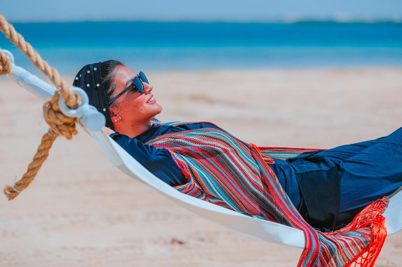 ベイ ラ サン ホテル&マリーナ King Abdullah Economic City エクステリア 写真 A woman relaxing in a hammock