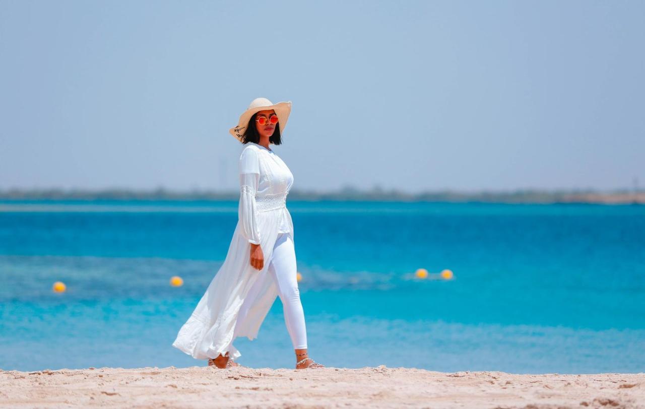 ベイ ラ サン ホテル&マリーナ King Abdullah Economic City エクステリア 写真 A woman wearing a kaftan