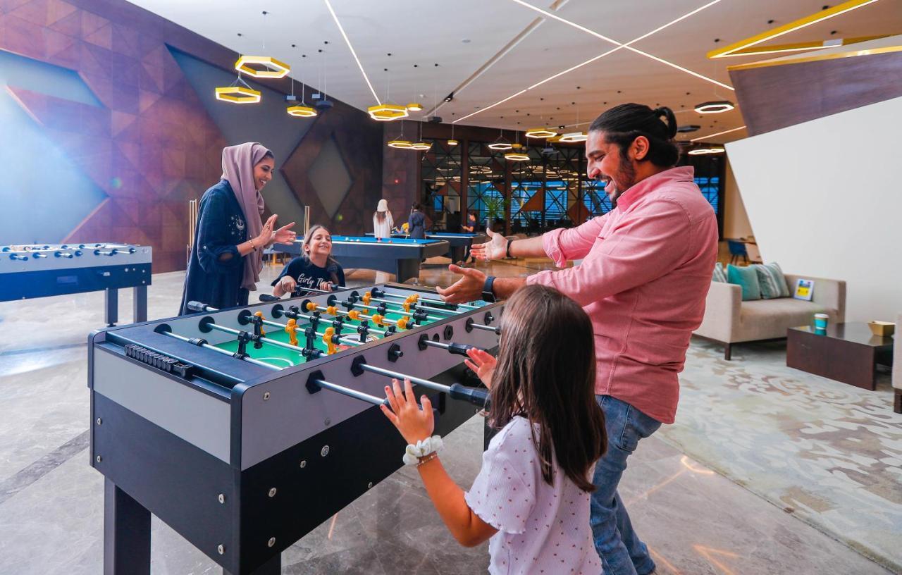 ベイ ラ サン ホテル&マリーナ King Abdullah Economic City エクステリア 写真 Family playing table football