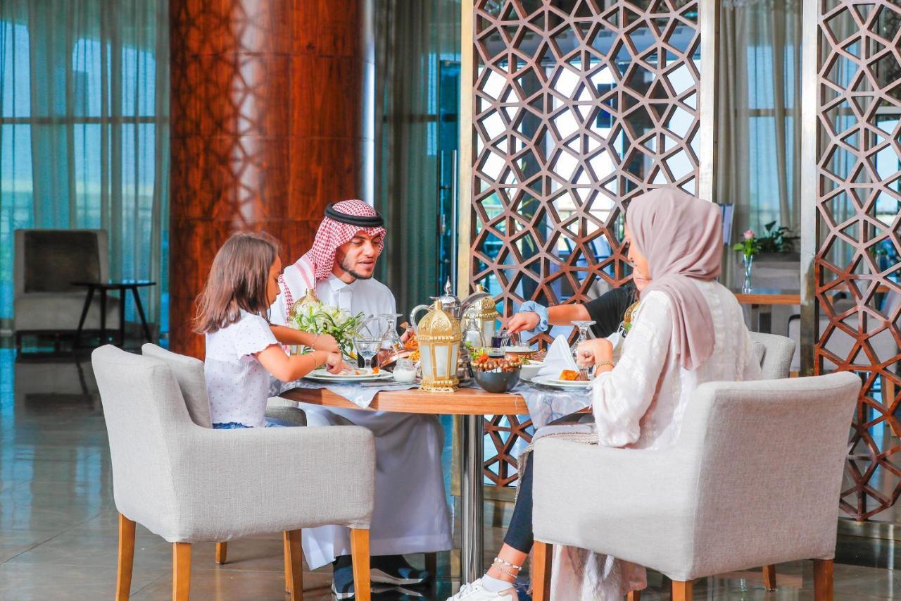 ベイ ラ サン ホテル&マリーナ King Abdullah Economic City エクステリア 写真 Family dining at the hotel