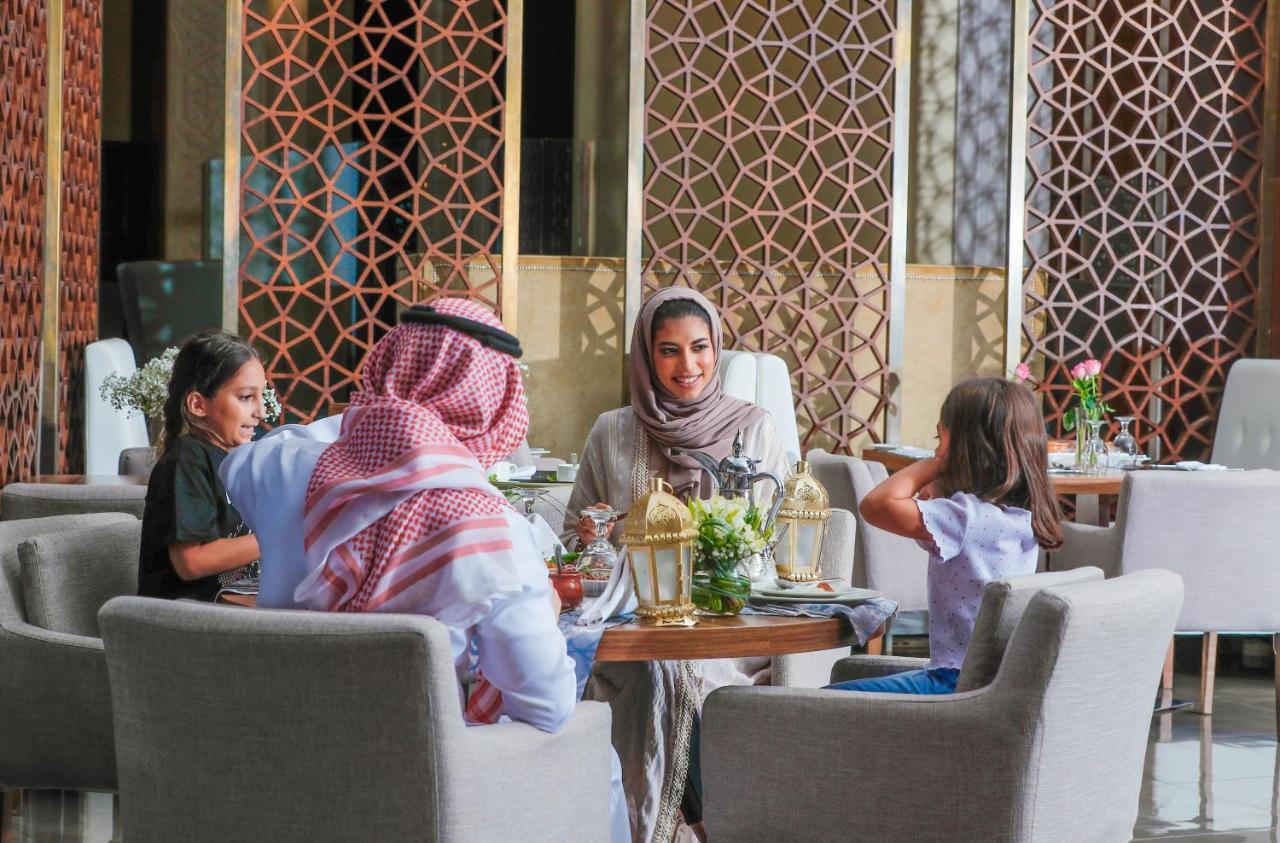 ベイ ラ サン ホテル&マリーナ King Abdullah Economic City エクステリア 写真 A family at a restaurant in Riyadh