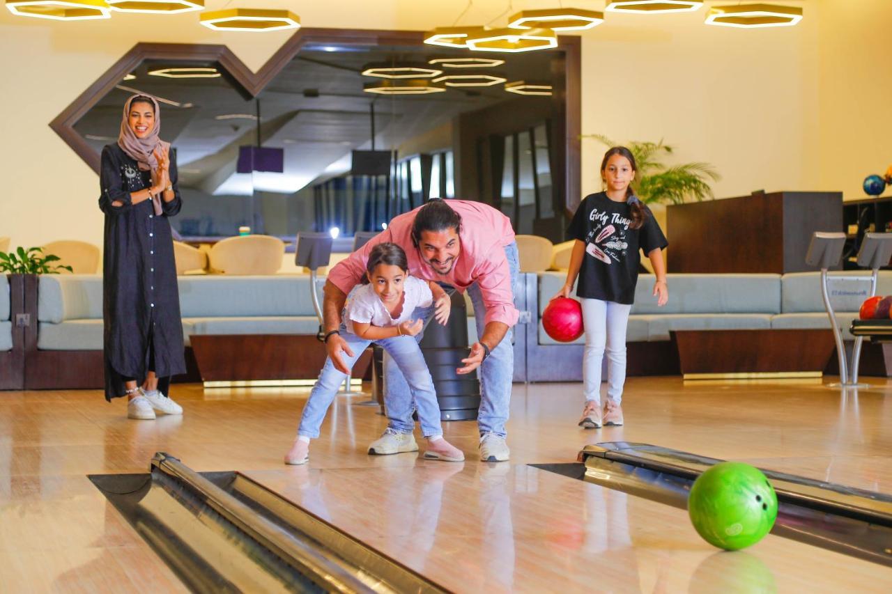ベイ ラ サン ホテル&マリーナ King Abdullah Economic City エクステリア 写真 Family at the bowling alley