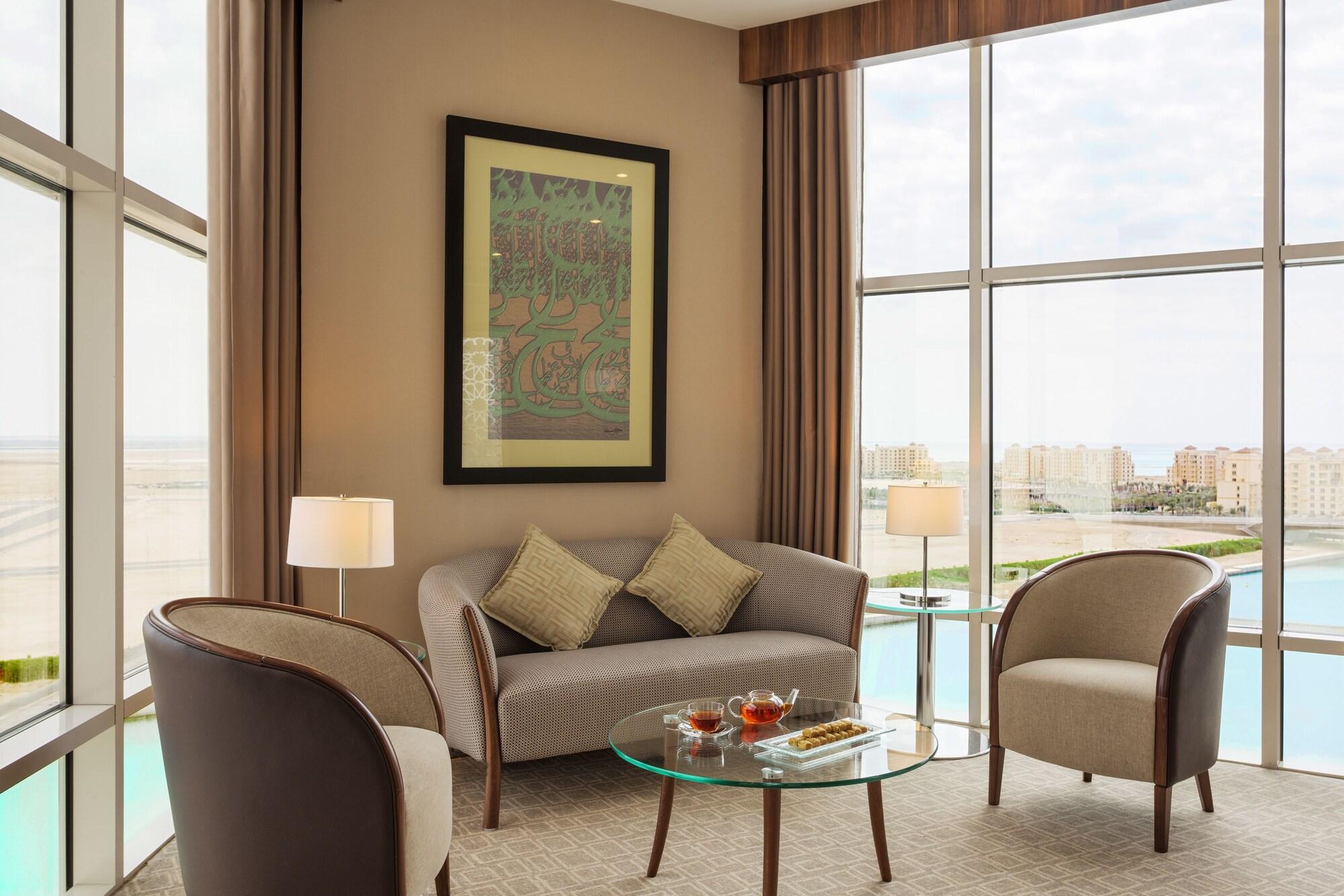ベイ ラ サン ホテル&マリーナ King Abdullah Economic City エクステリア 写真 A living room in a suite at the hotel