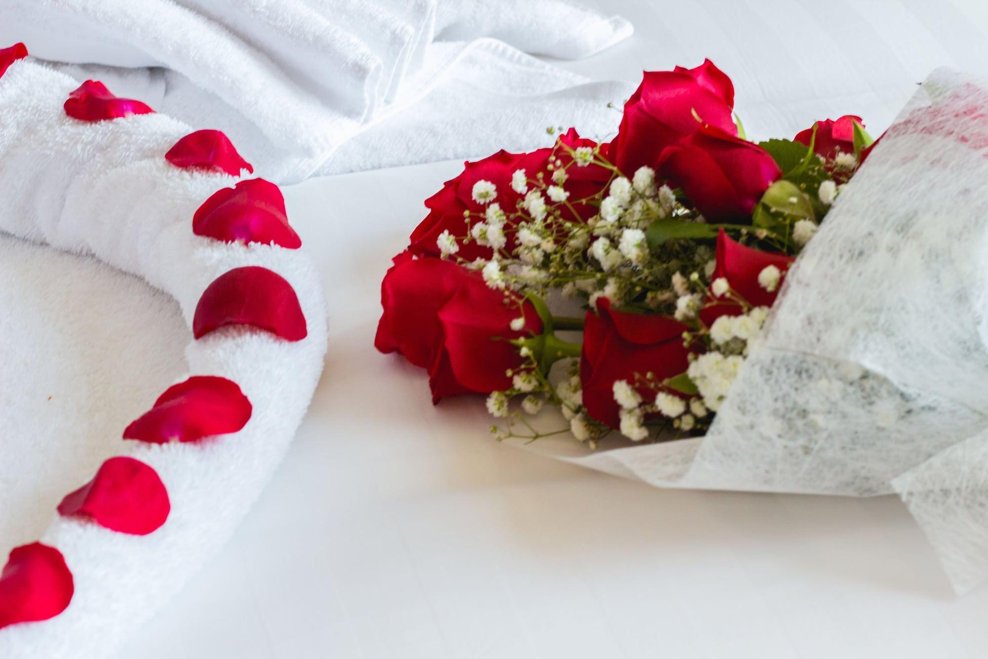 ベイ ラ サン ホテル&マリーナ King Abdullah Economic City エクステリア 写真 A bouquet of red roses
