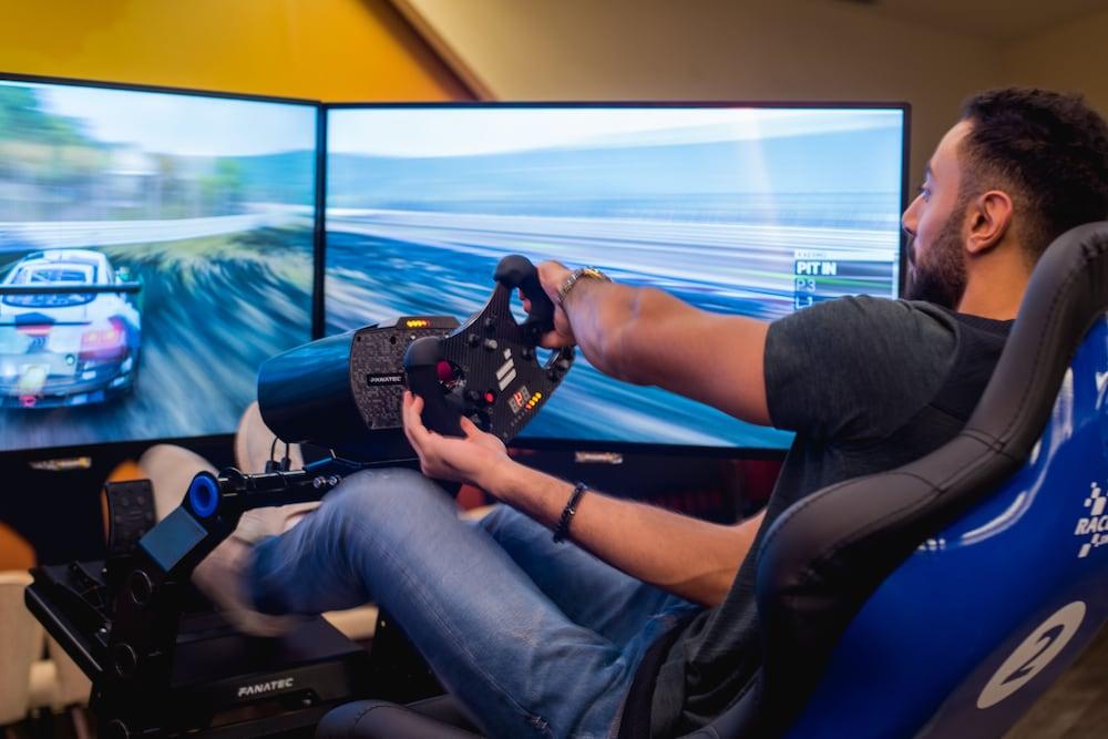 ベイ ラ サン ホテル&マリーナ King Abdullah Economic City エクステリア 写真 A racing game player using a steering wheel