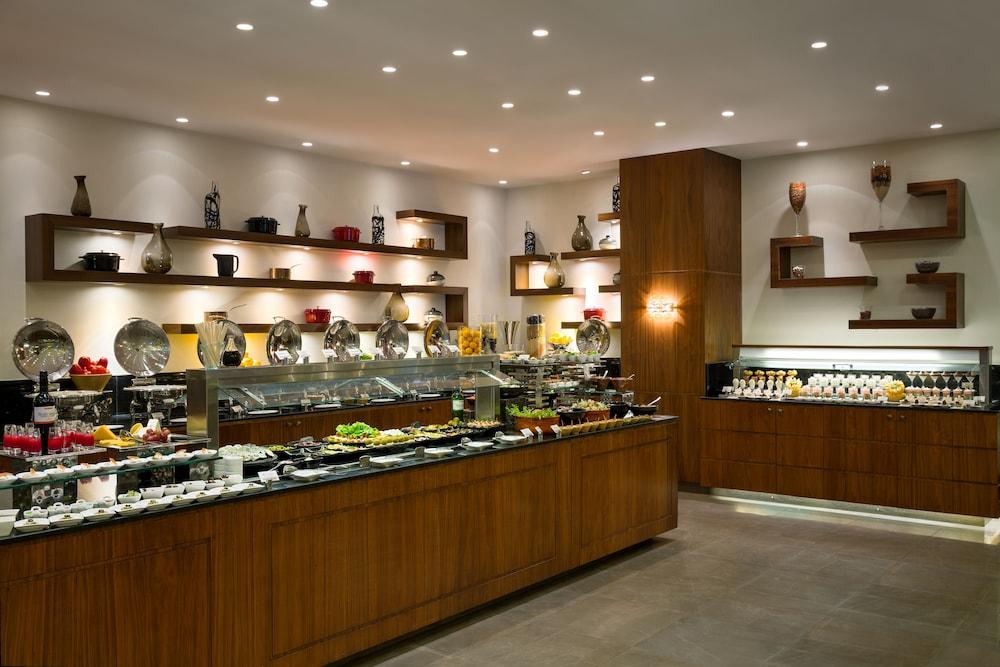ベイ ラ サン ホテル&マリーナ King Abdullah Economic City エクステリア 写真 The buffet at the hotel