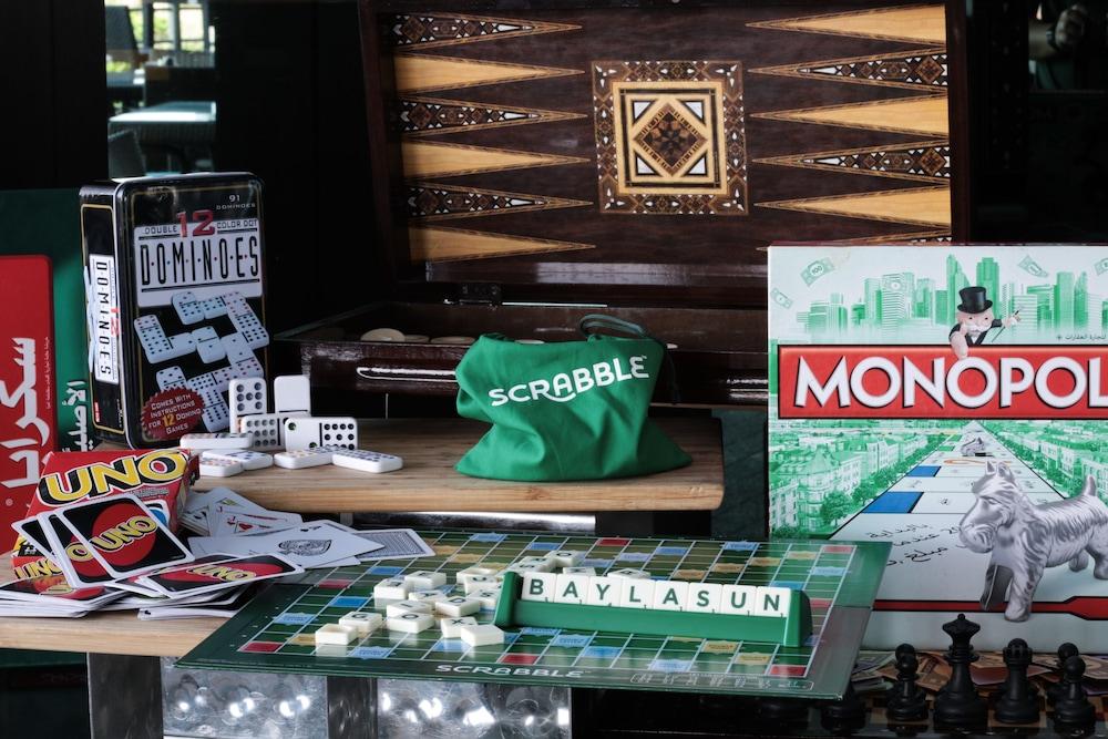 ベイ ラ サン ホテル&マリーナ King Abdullah Economic City エクステリア 写真 A selection of board games