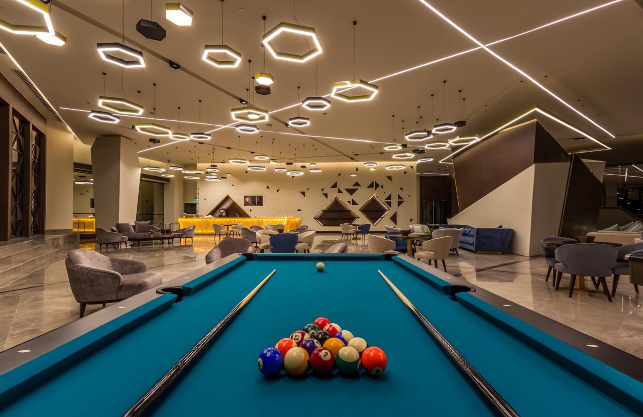 ベイ ラ サン ホテル&マリーナ King Abdullah Economic City エクステリア 写真 The pool table at the 100000-square-foot (9,300 m2) clubhouse