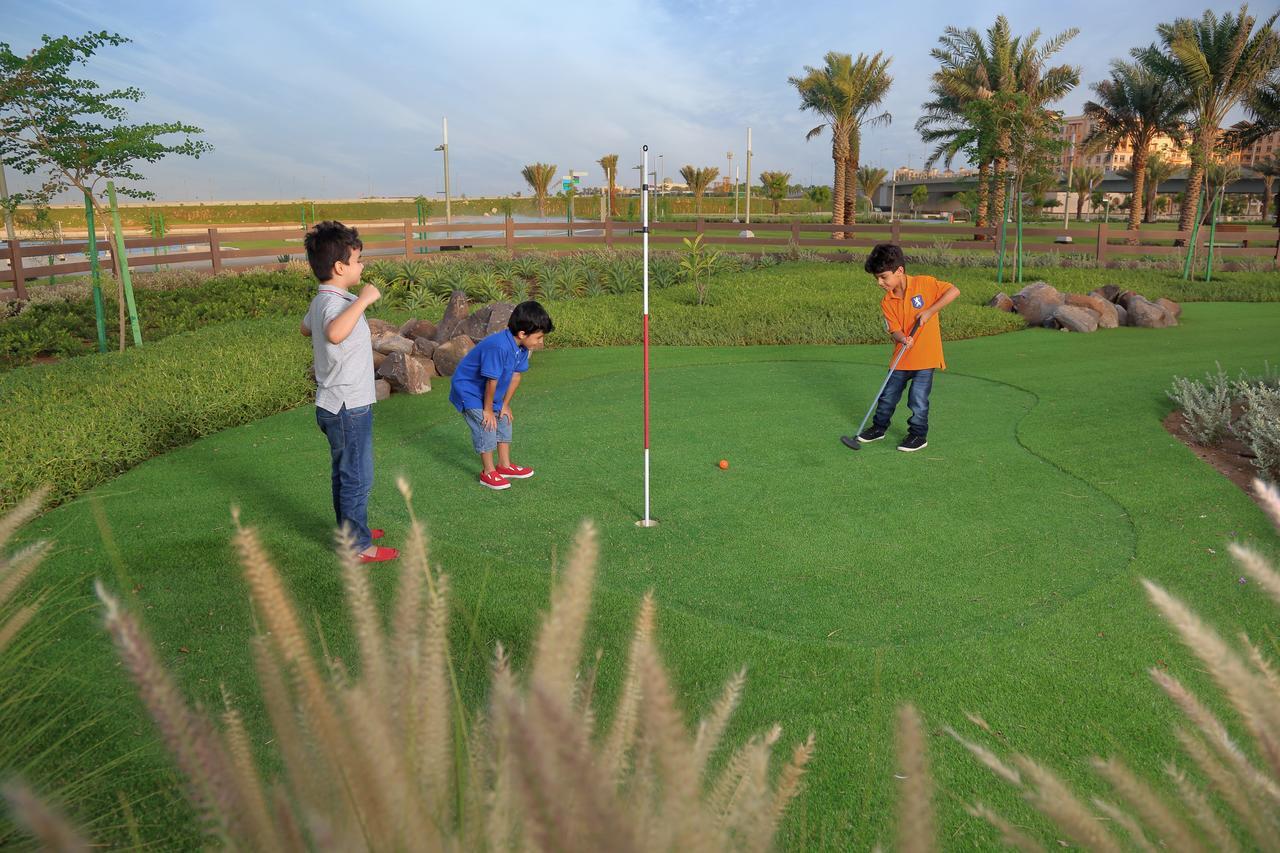 ベイ ラ サン ホテル&マリーナ King Abdullah Economic City エクステリア 写真 Golf putting green at Al Forsan National Club